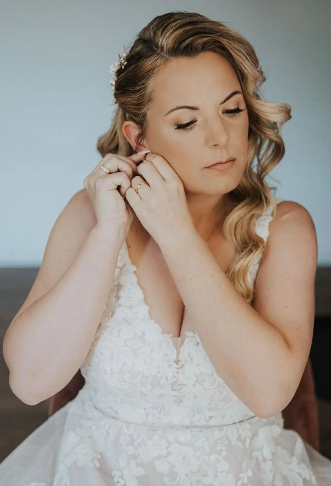 Braut beim letzten Blick auf ihr Styling